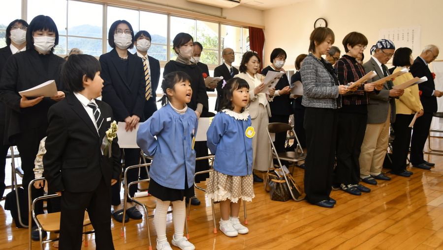 閉園式で園歌を歌い、園舎との別れを惜しむ参加者（越知町の越知幼稚園）