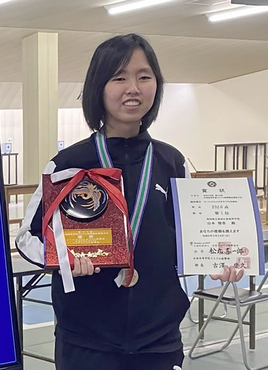 女子ビームピストル６０発で初優勝した小津・山本穂香（広島県つつが射撃場＝高知県高体連ライフル射撃専門部提供）