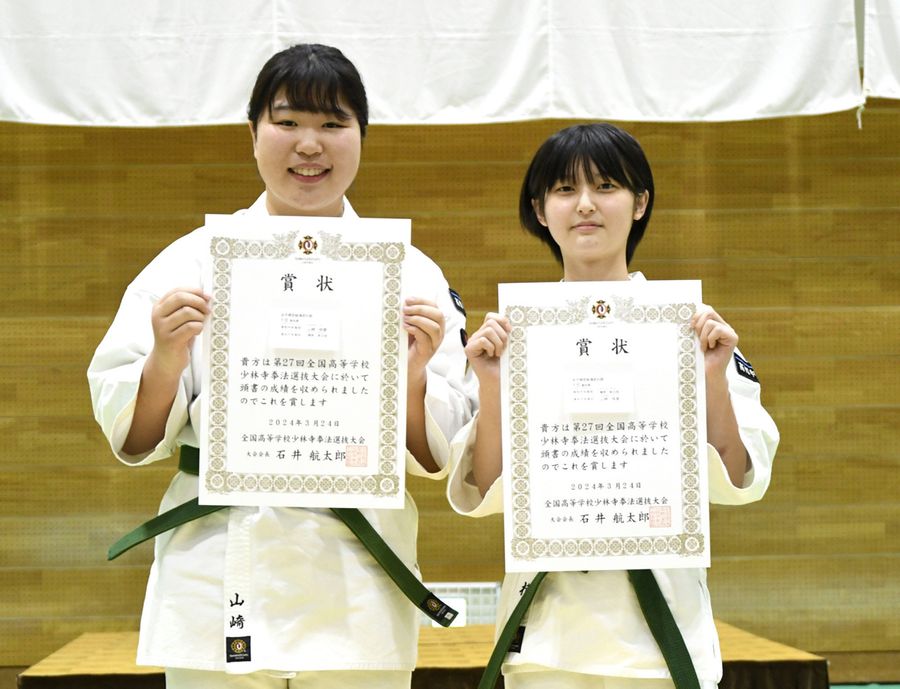 女子規定組演武で５位に入った高知中央ペア。左から山崎桃愛、横原茉日琉（香川県善通寺市民体育館＝同校提供）
