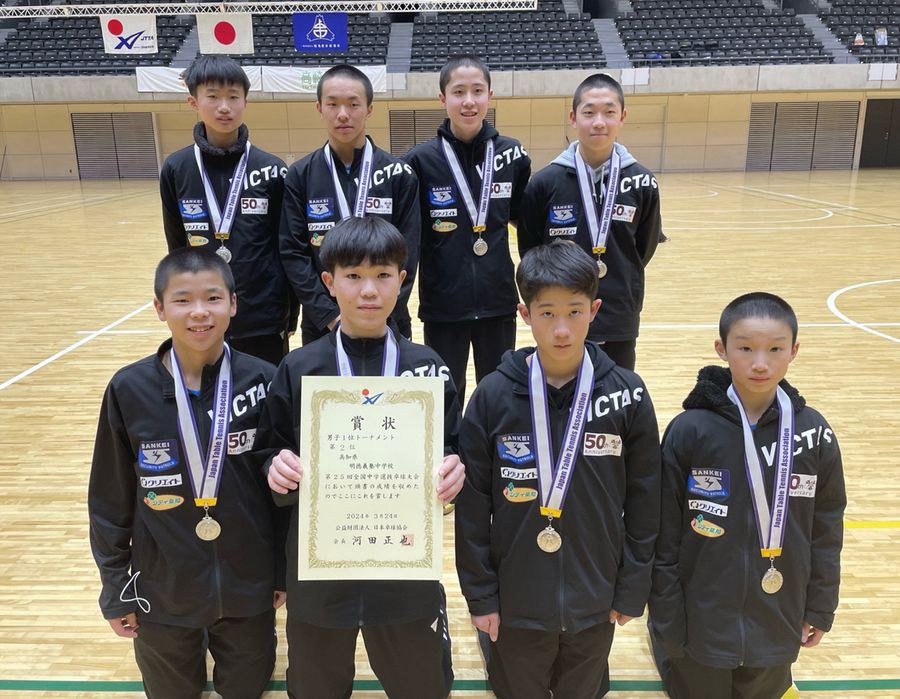 男女そろって準優勝の明徳。男子チーム＝上＝と女子チーム（群馬県高崎アリーナ＝同校提供）