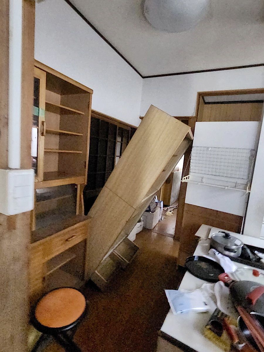 能登半島地震で倒れたたんす。発災時に食器なども飛び出し、避難路をふさいだという（石川県七尾市＝高知県提供）