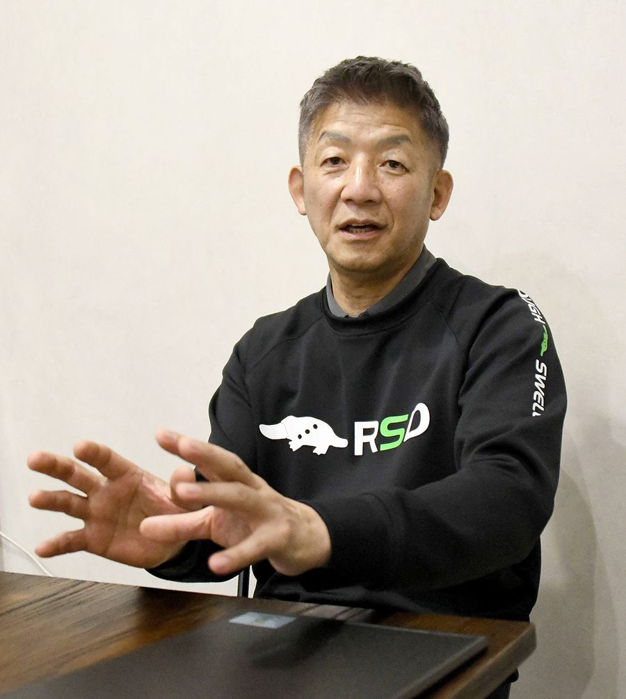 若い世代の夢のお手伝いもしたい」と抱負を語るＰＧＡの明神正嗣会長（高知市のゴルフアカデミー高知）