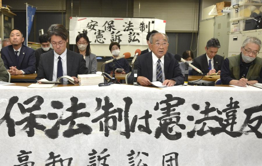 安保法訴訟の判決後に原告団が開いた記者会見（高知市）