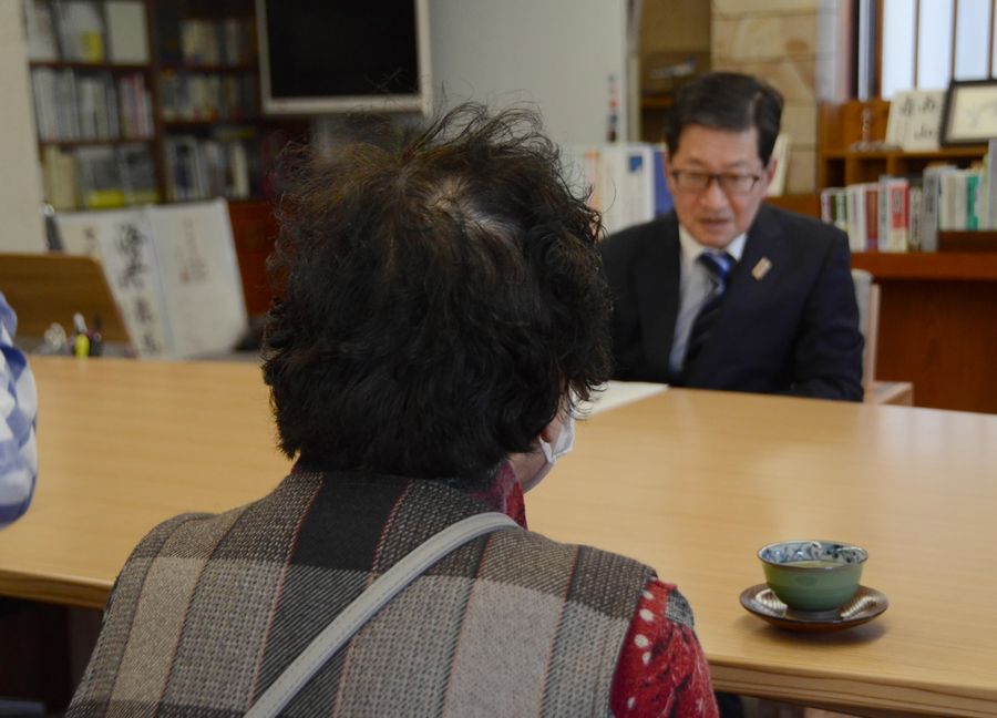 「４０年以上苦しみ続けている」と浜田知事に訴える県内の８０代女性（県庁）
