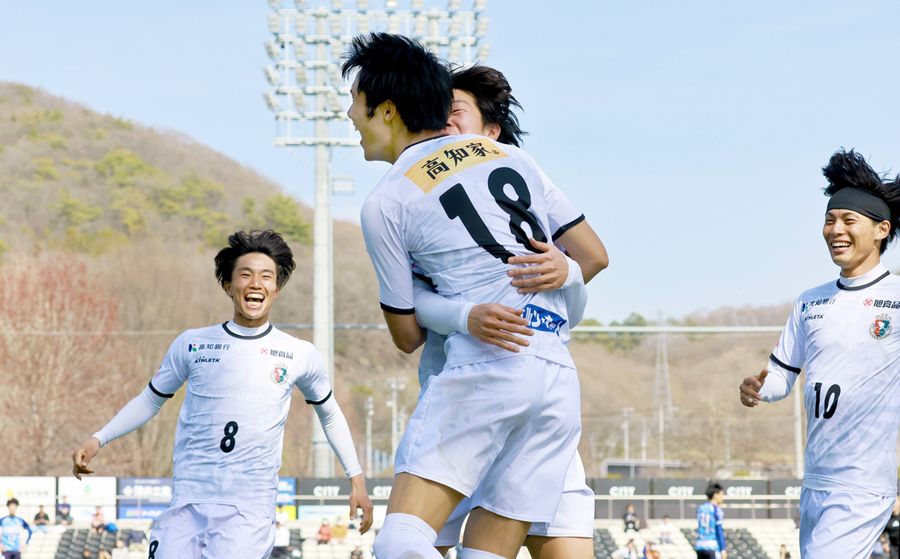 【栃木シティ―高知ユナイテッドＳＣ】後半４分、ロングカウンターから東家（１８）が右足で追加点を奪い、吉田、佐々木（１０）、高野（８）と喜び合う（栃木県ＣＦＳ）