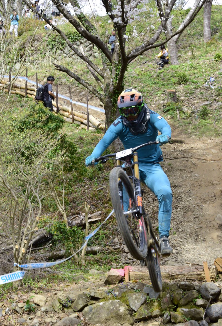 マウンテンバイクを巧みに操り、瞬く間に斜面を駆け抜ける選手（宿毛市橋上町楠山の日平公園）