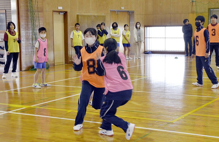 南国市が地域移行に伴って導入する「多種目体験型クラブ」の体験会（南国市立田の香南中学校）