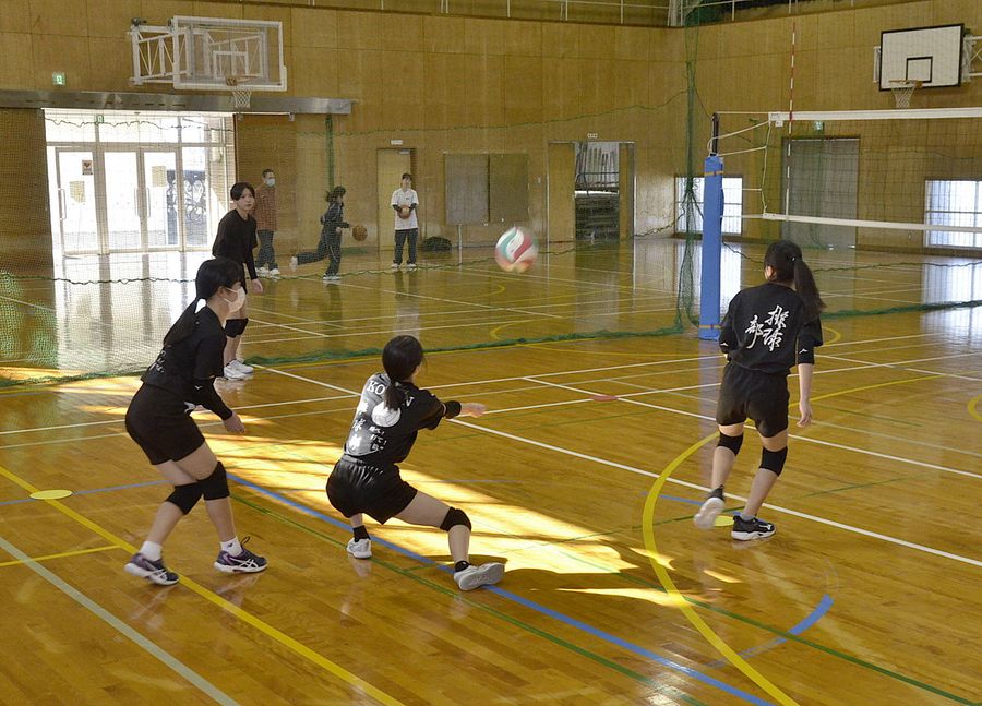 ４月から地域移行が始まる香南中学校の女子のバレーボール部とバスケットボール部（南国市の同校）