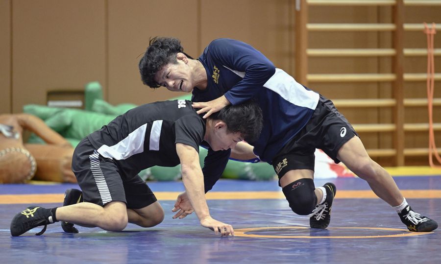 強化合宿で樋口黎（左）と調整する清岡幸大郎　＝味の素ナショナルトレーニングセンター