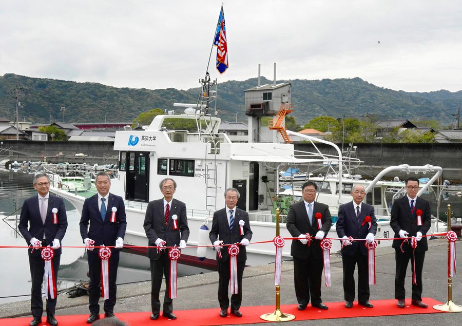 テープカットなどで祝った「豊旗丸」の出発式（土佐市宇佐町井尻）