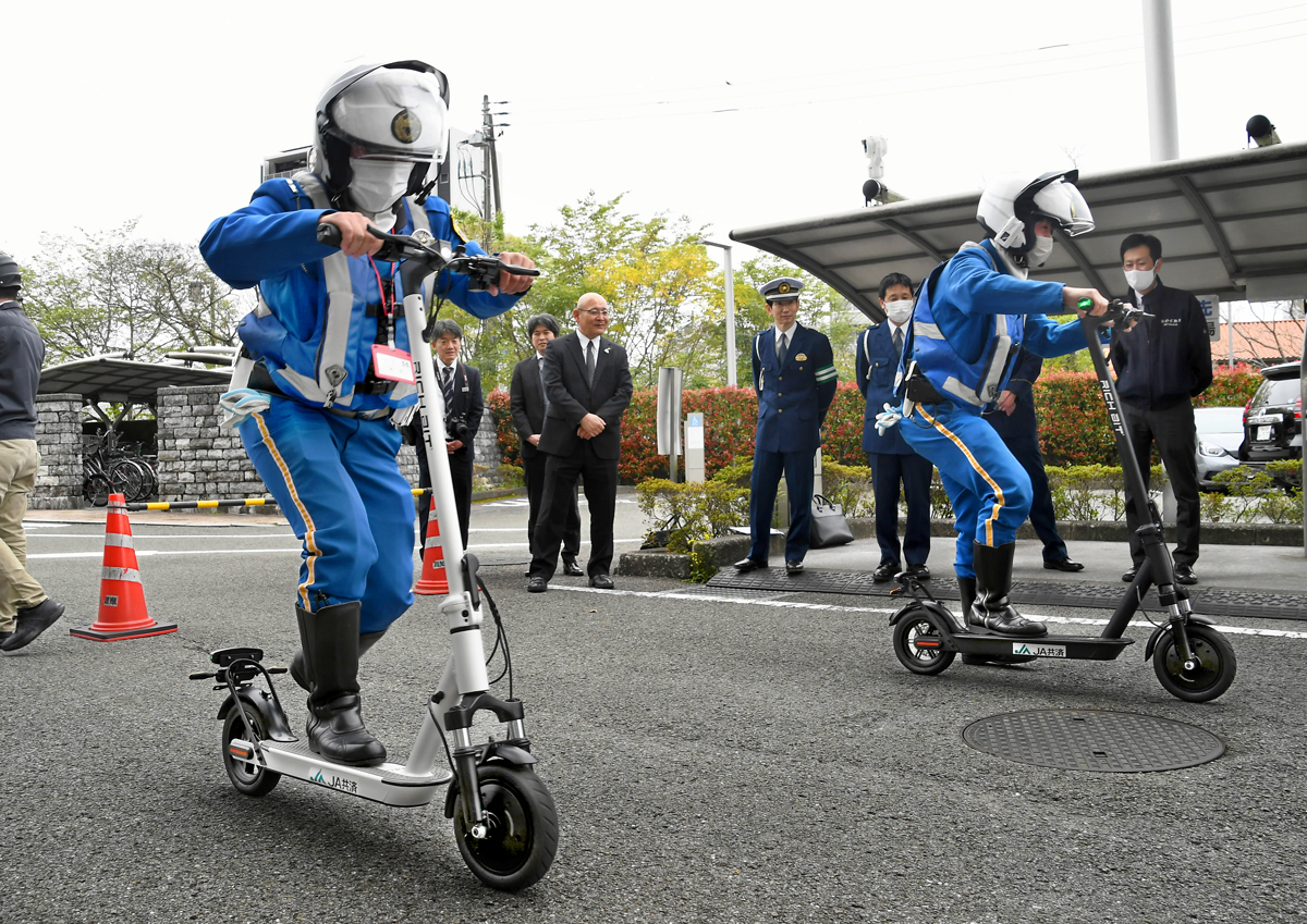 JA共済連が高知県警に電動キックボードを寄贈 | 高知新聞