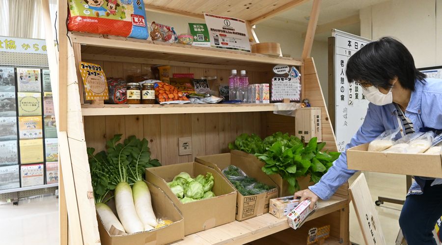野菜などの食品のほか生活雑貨を無料で提供する「おもいやり市」（四万十市の市社会福祉センター）