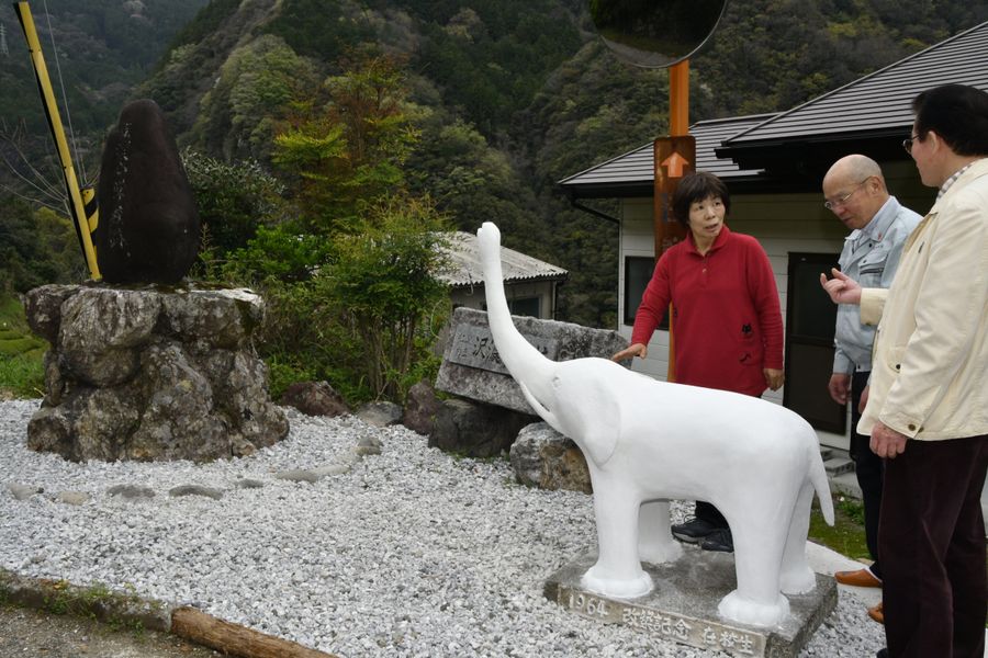 旧沢渡小学校の卒業生がリニューアルした象のオブジェ（仁淀川町別枝）