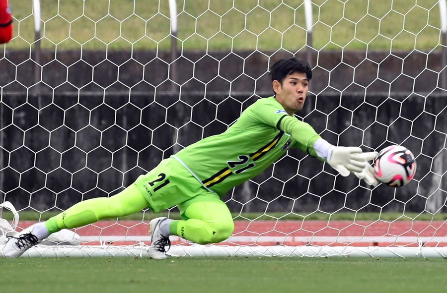 前節の鈴鹿戦、後半５分に左からのミドルシュートを好セーブする高知Ｕの新守護神、大杉。Ｊ３での経験を生かし、快進撃を支えている（春野陸上競技場）