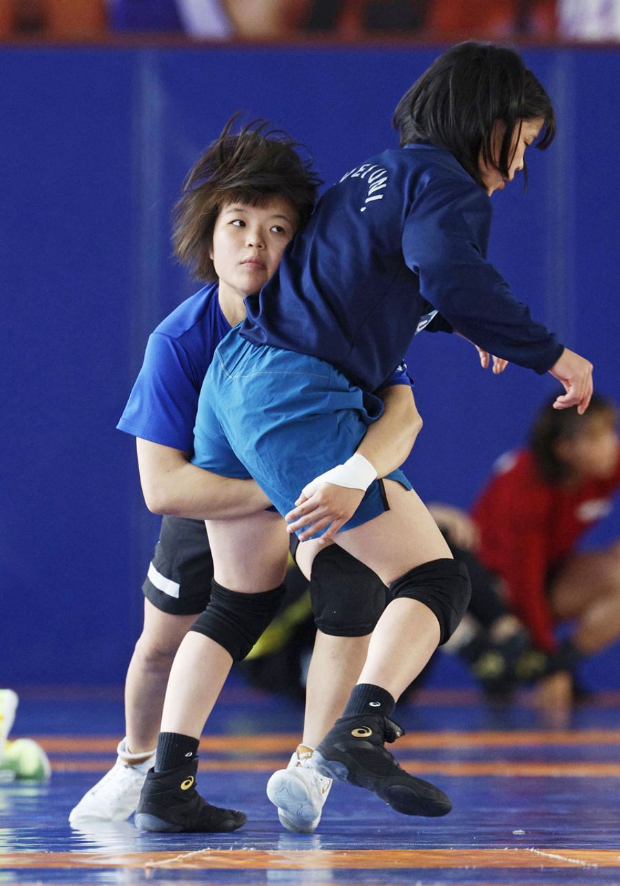 調整する桜井つぐみ＝１１日、ビシケク（共同）