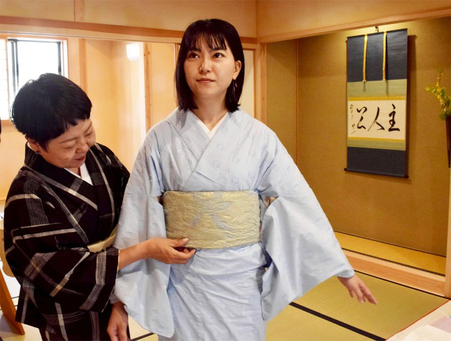 着物を着付けてもらう女性（高知市南はりまや町１丁目のaiiro）