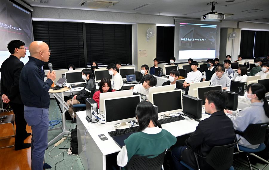 トップ企業の技術者らにデータセンターの役割などを学んだ授業（南国市の高知高専）