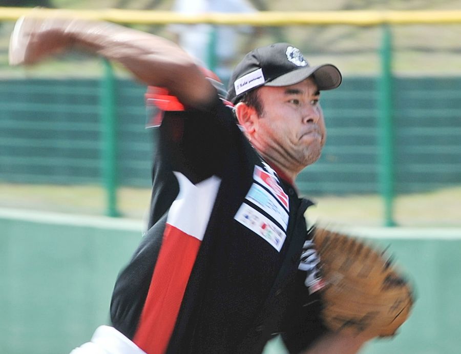 初先発した伊良部は7回を投げ7安打3失点(高知球場)