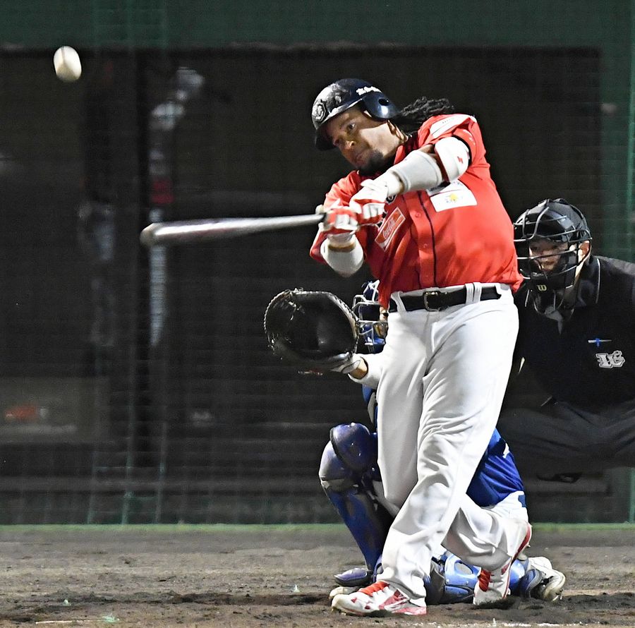 ホームで初本塁打を放つマニー・ラミレス(高知球場)