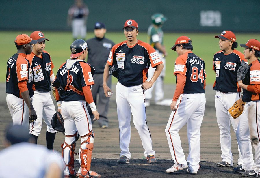 国内復帰後、先発として初登板した藤川=中央=の下に集まる選手、コーチら(高知球場)