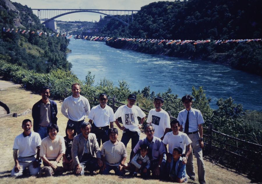 ボヴェさんと旧十川村有志がナイアガラ川で実現したこいのぼりの川渡し（１９９７年撮影、松元昭夫さん提供）