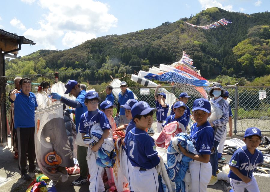 地元小学生も参加して、約５００匹のこいのぼりを対岸に渡した（四万十町十川）