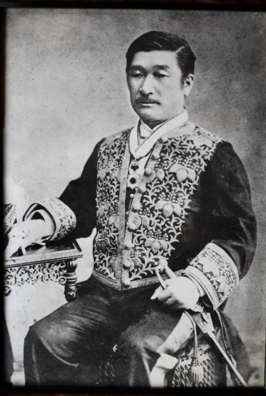 長崎県知事時代に勲章を受け、大礼服に身を包んだ石田英吉