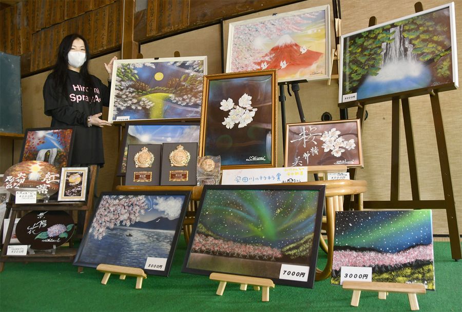 風景や花など展示販売されている作品が並ぶ誓願寺（安田町唐浜）