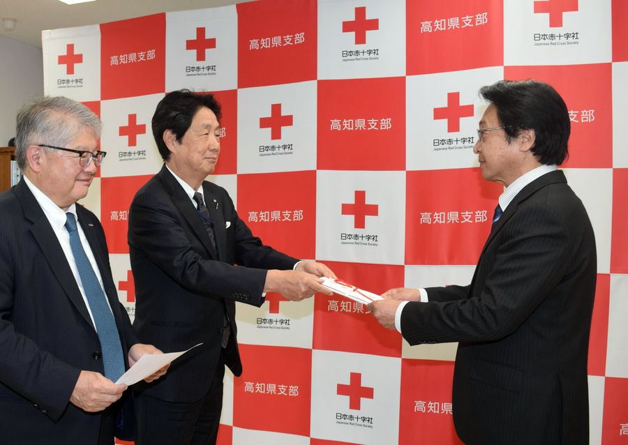 義援金を寄託する左から山崎由幸、中平雅彦両社長と日赤県支部の行宗昭一事務局長（高知市丸ノ内１丁目の総合あんしんセンター）