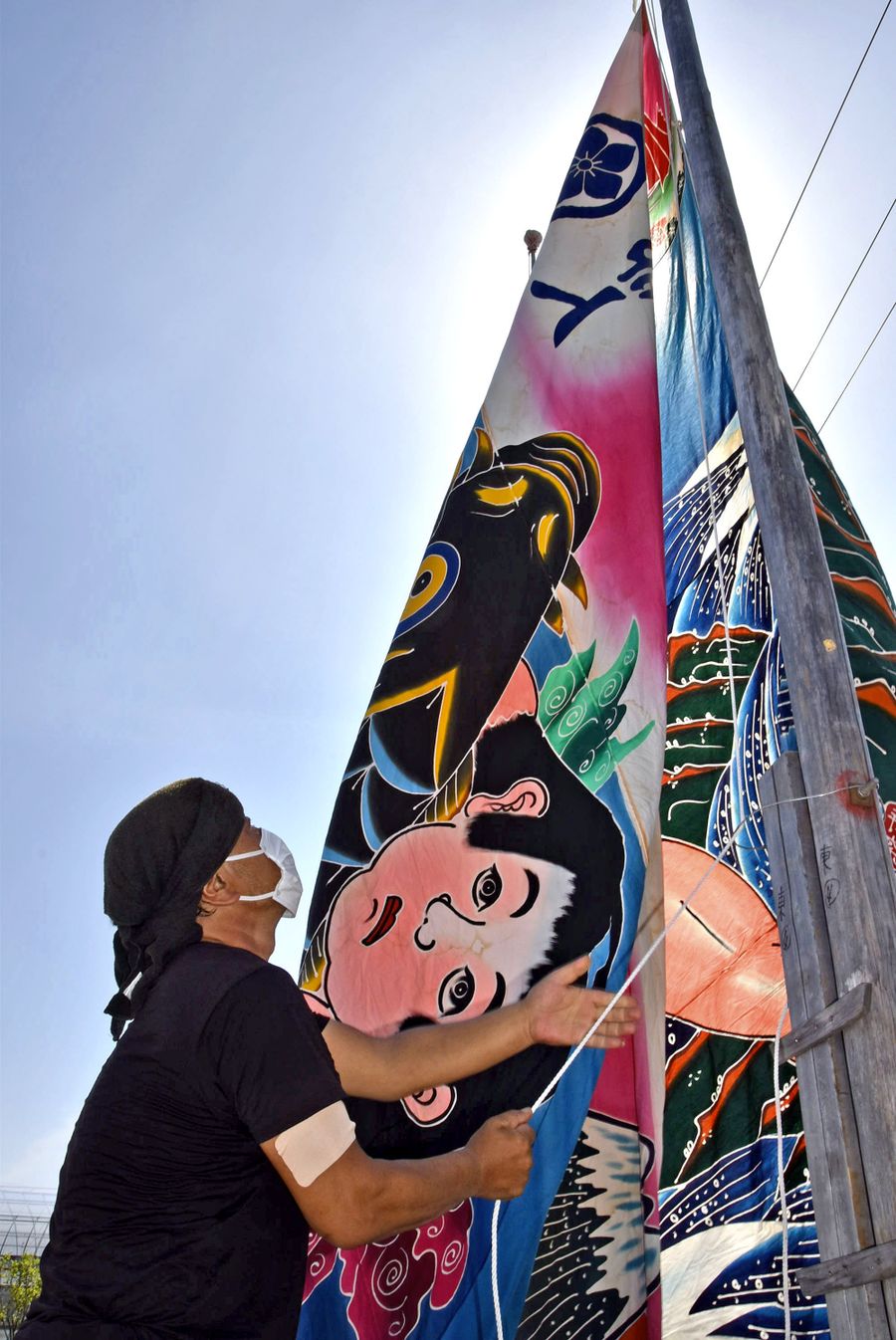 フラフを揚げる西島園芸団地職員