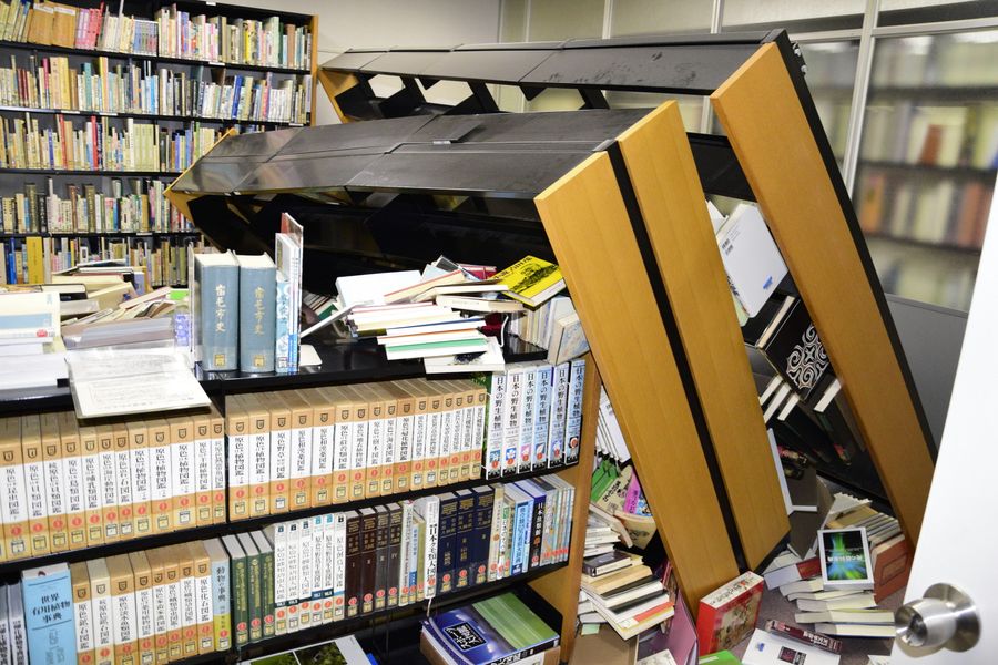 地震で本棚が倒れた坂本図書館（１８日午前１時４５分ごろ、宿毛市中央２丁目）