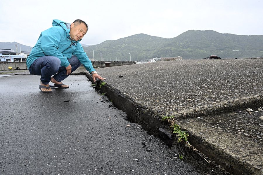 大月町の柏島漁港では、岸壁の一部に最大約１０センチの段差が生じた（１８日午前１０時２０分ごろ）