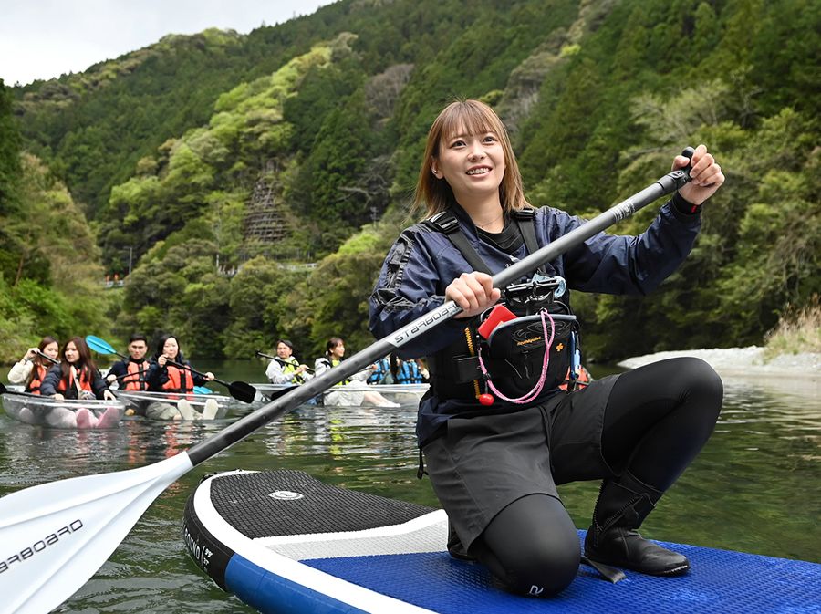 外国人観光客に高知の川の魅力を伝える竹村歩さん（仁淀川町長屋）