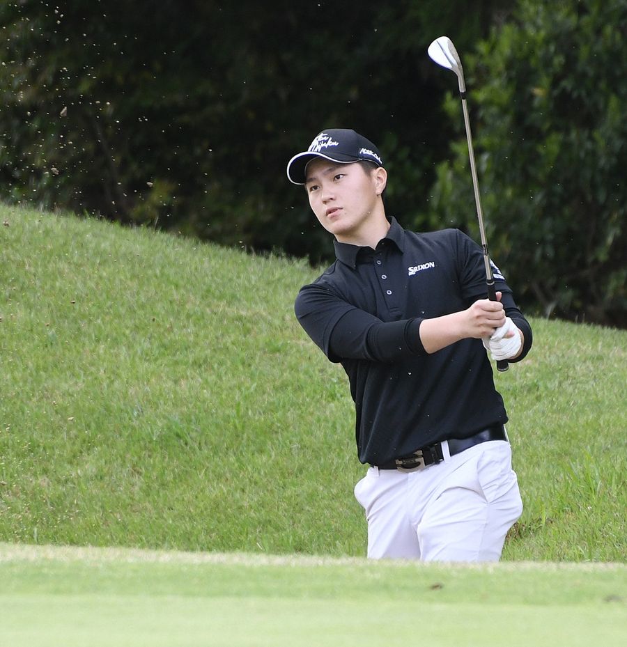 プレーオフ２ホール目、バンカーからリカバリーショットを放つ曽山堅士朗。ピンチを脱して初優勝につなげた（四万十ＣＣ）