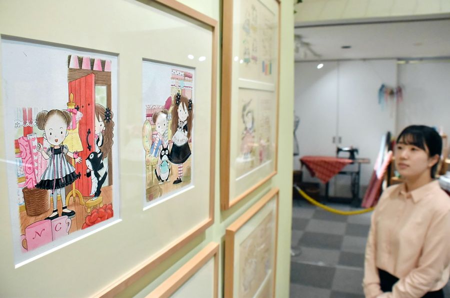 「なんでも魔女商会」などの原画が並ぶ作品展（高知市の県立文学館）