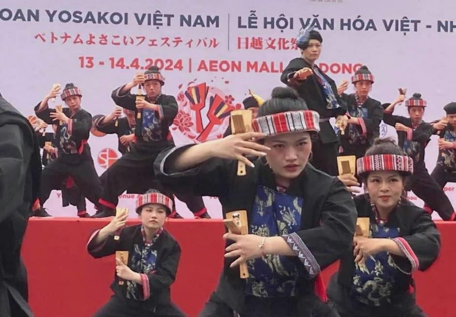 ベトナムの少数民族衣装風のコスチュームで沸かせた現地の踊り子たち（いずれも川竹大輔さん提供）