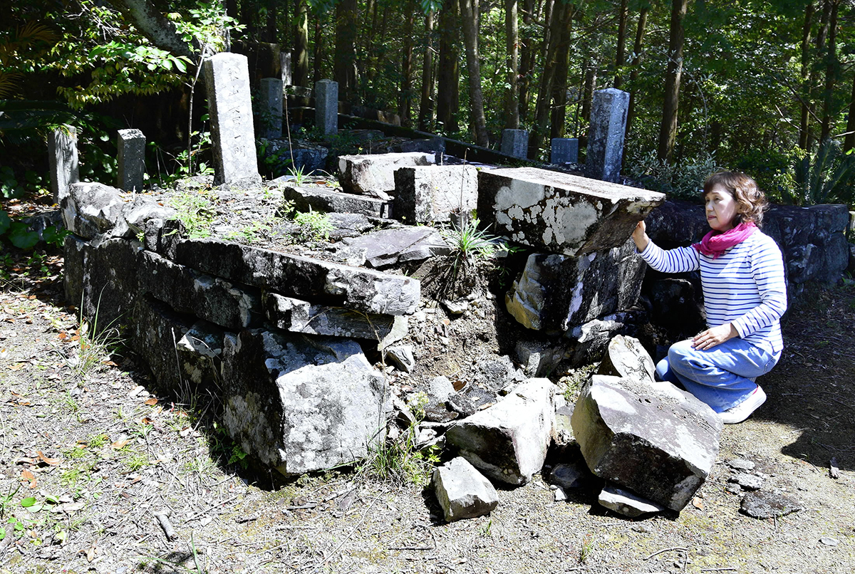 野中兼山遺族の墓が倒壊 歴史好き観光客が足運ぶ宿毛市指定文化財を