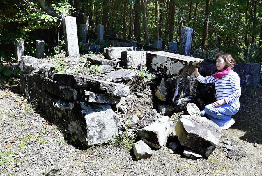 地震で倒壊した「野中兼山遺族の墓地」（宿毛市宿毛）