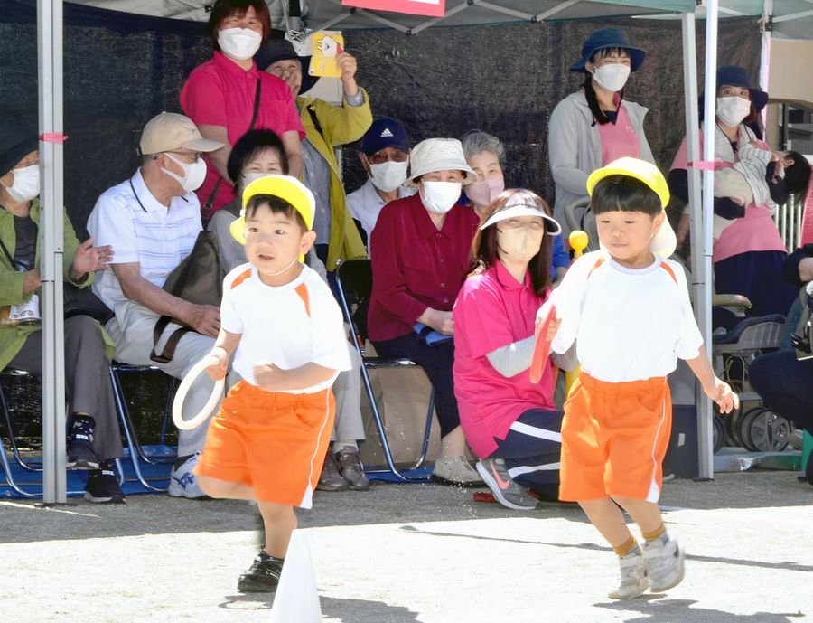 懸命に走る園児を応援する高齢者ら（高知市の種崎保育園）