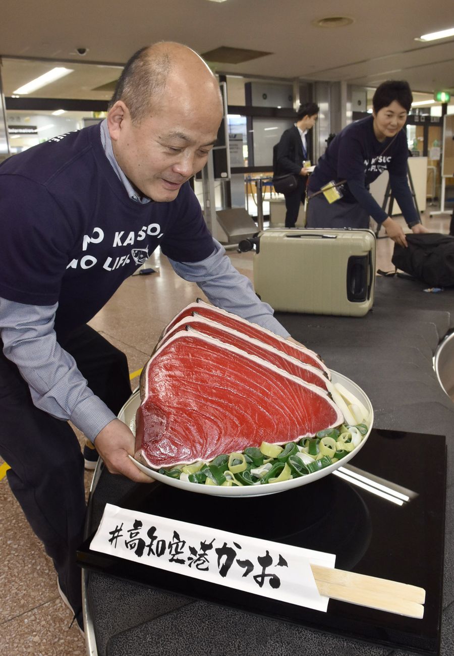 ターンテーブルに巨大なカツオのたたきオブジェが設置された（高知龍馬空港）