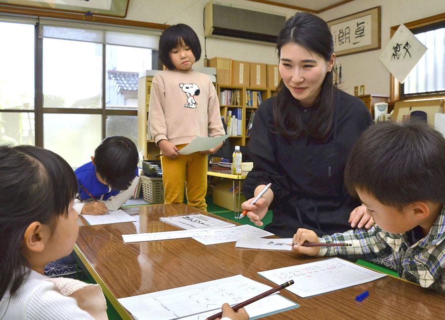 浜田翠苑さんの作品が飾られた部屋で、子どもたちを指導する伊藤夕姫さん（奈半利町の旧「はまだ文庫」）
