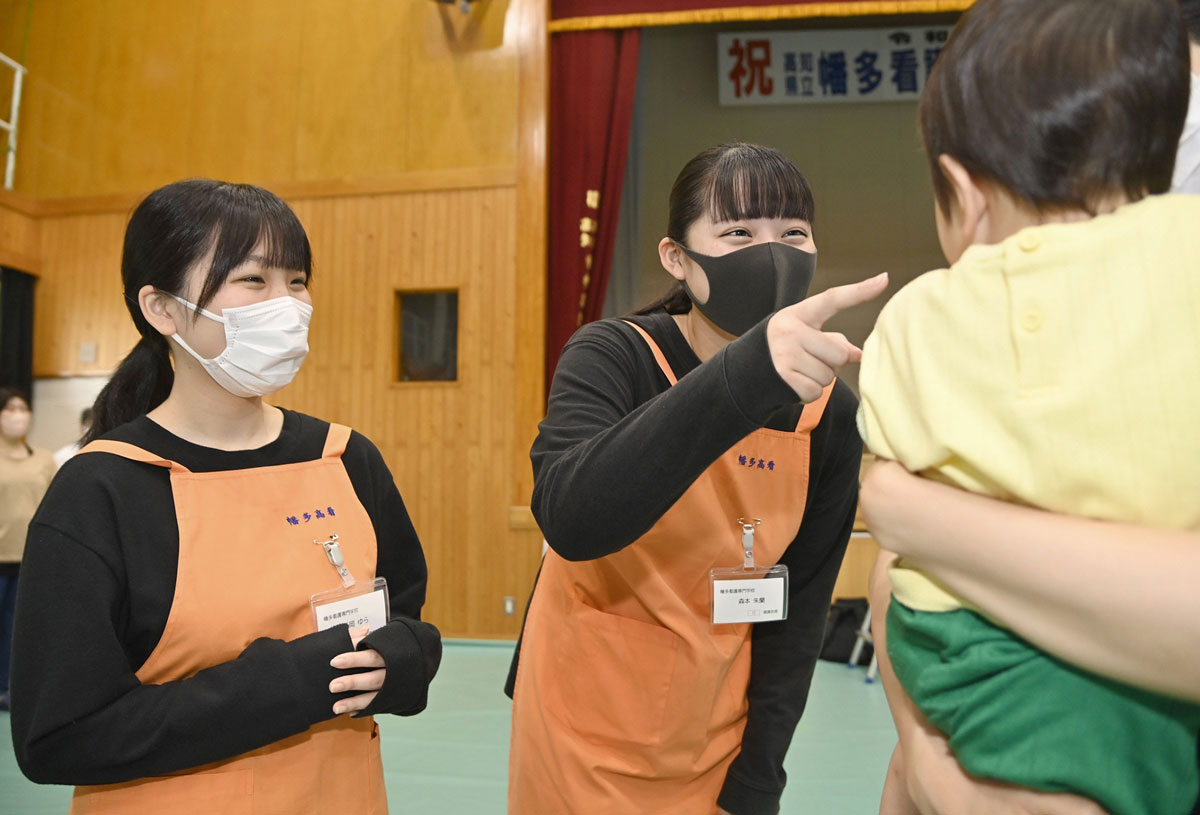 看護師を目指す学生たち 笑顔で運営支える―第90回赤ちゃん会・幡多