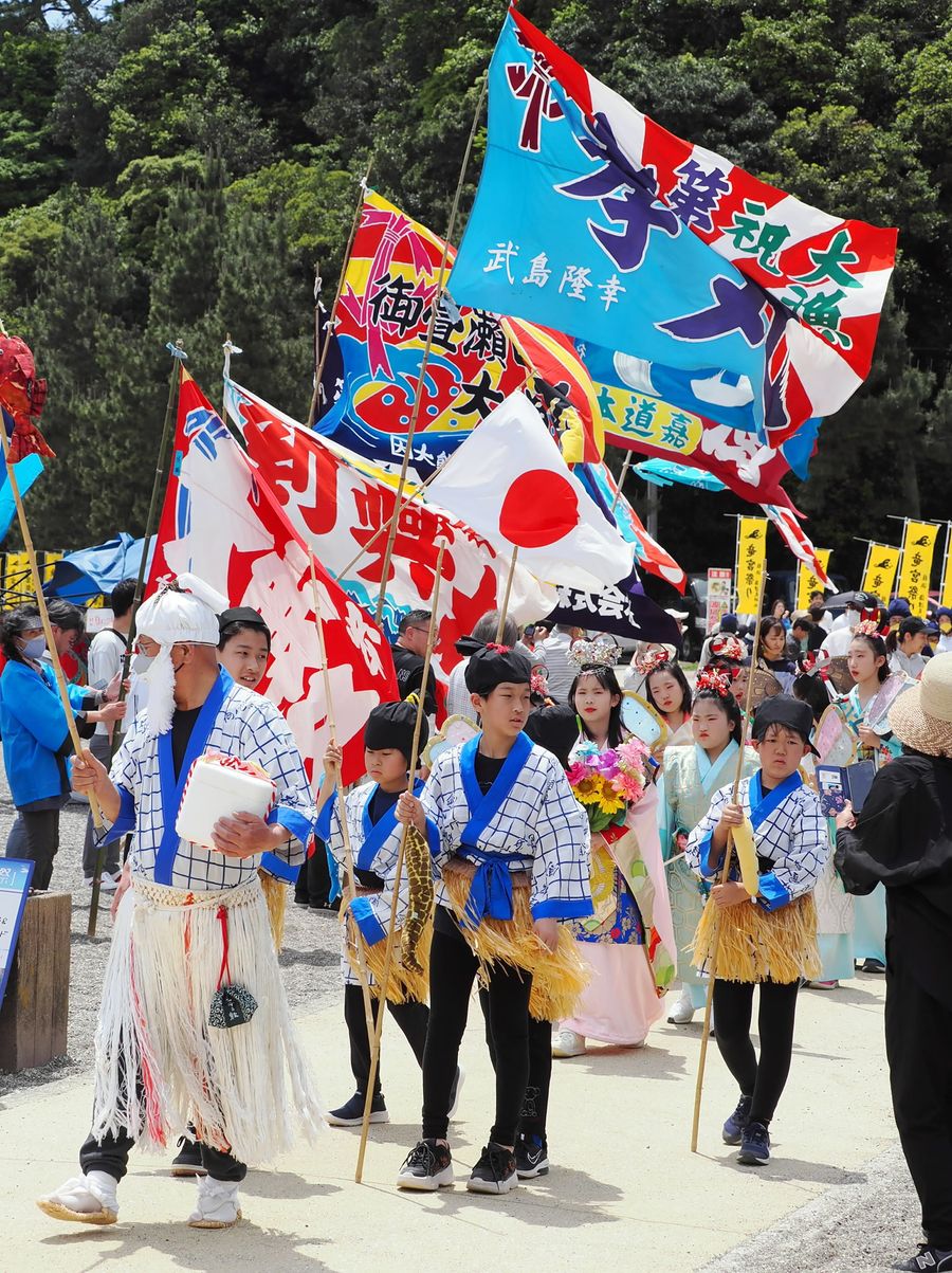 乙姫や浦島太郎らになりきってパレードする児童ら（高知市の桂浜＝森本敦士撮影）