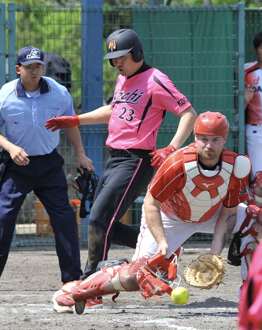 【ダイワアクト―高知ＰＷ】５回表高知ＰＷ無死一塁、北原の送りバントで相手守備が乱れる間に一走伊藤が生還し１―１とする。捕手マクガバン（広島県尾道市御調ソフトボール場）