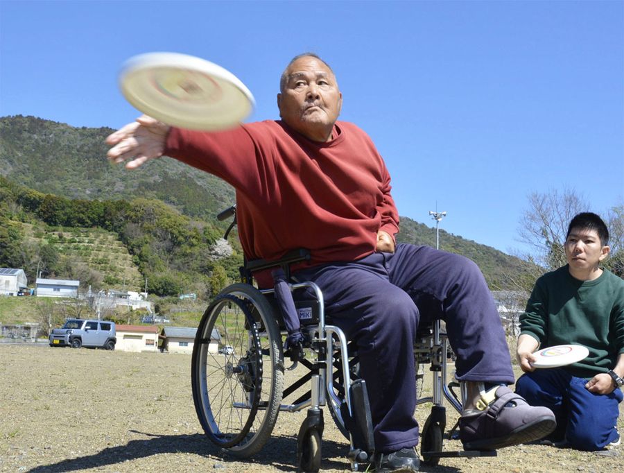 フライングディスクの練習に励む坂本順一さん（土佐市高岡町乙）