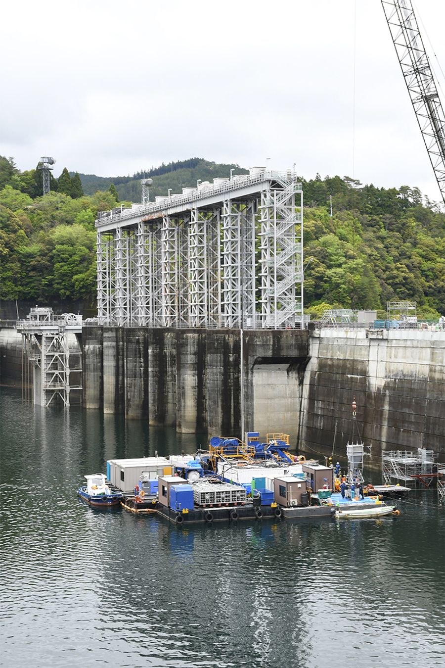 早明浦ダム湖に浮かぶ、さまざまな機材が配置された台船。組み立て式で、昨年10月に設置された(写真はいずれも早明浦ダム湖)