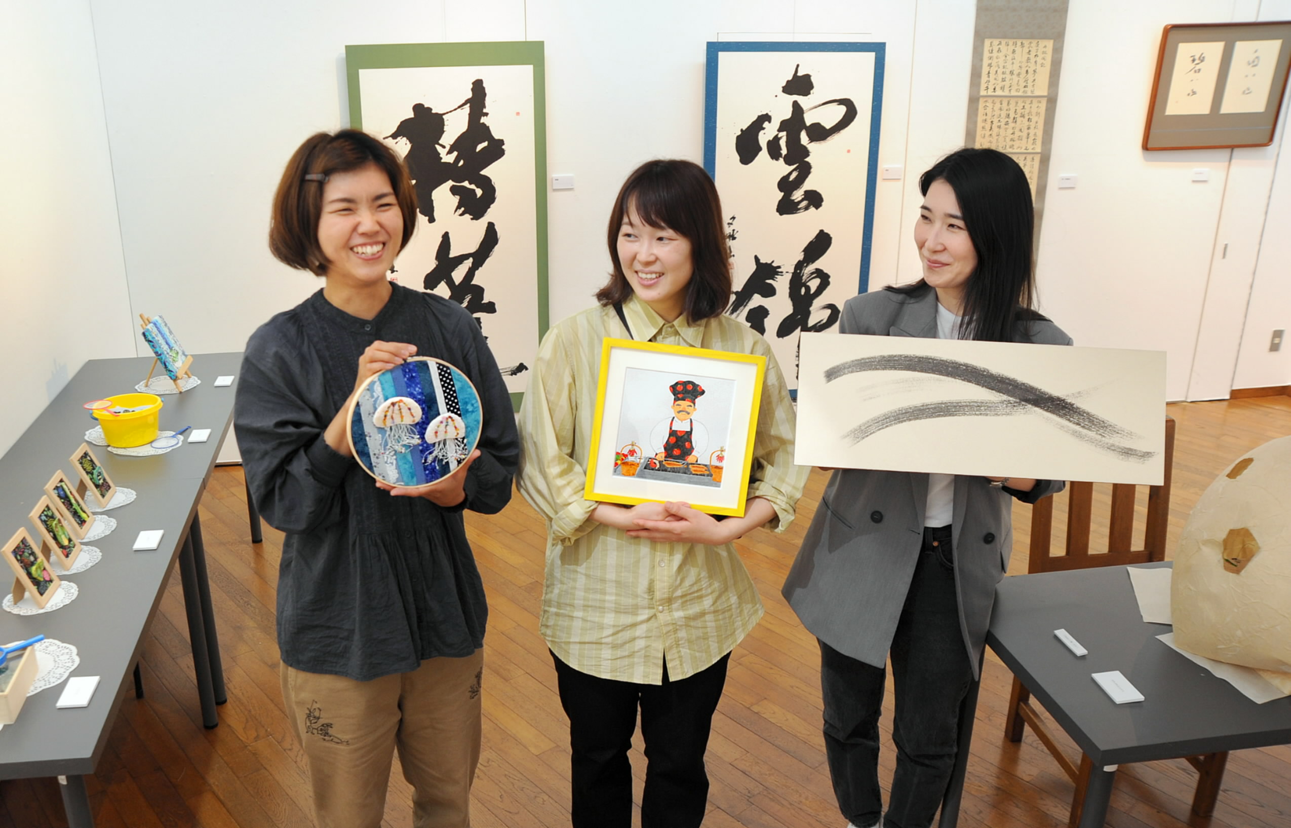安芸高卒の同級生3人 高知市で作品展「それぞれのカタチ」 | 高知新聞