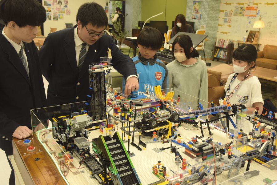 須崎総合高の生徒が作った「レゴ工場」。遊びに来ていた子どもらは「すごーい！」と目を丸くしていた（須崎市大間本町のてくテック）