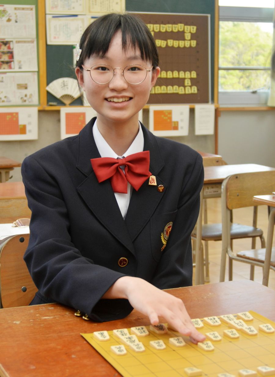 将棋部で練習する中島奈津さん。「駒がぶつかってからの白熱したやりとりが最高に楽しい」（高知市北中山の土佐塾中高校）