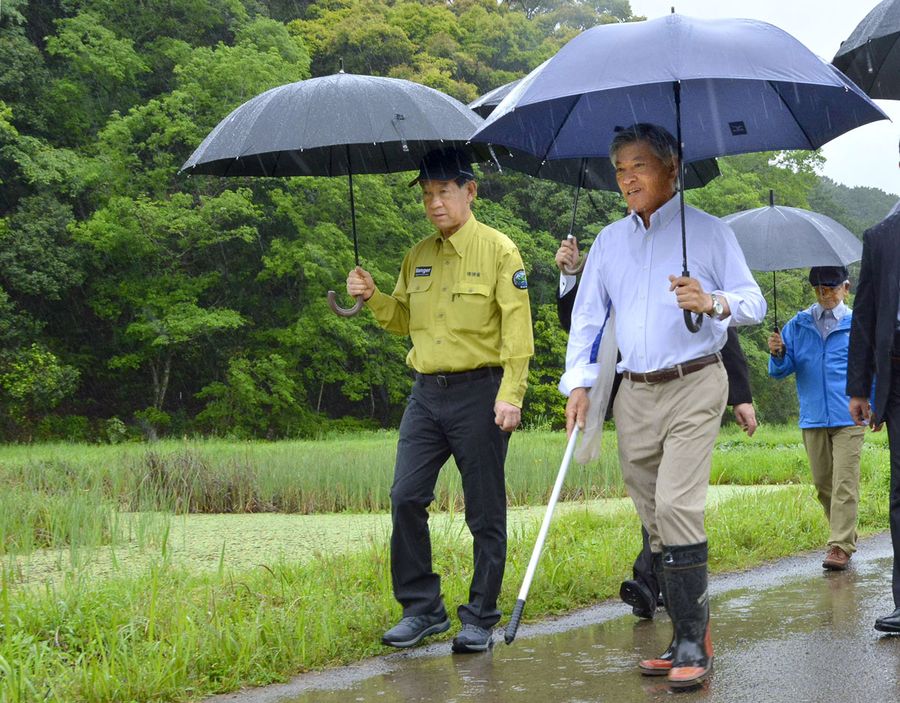 トンボ自然公園を視察する伊藤信太郎環境相＝左（四万十市具同）